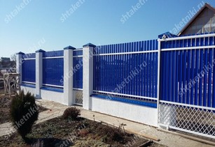 Фото забора из синего штакетника в Саратове