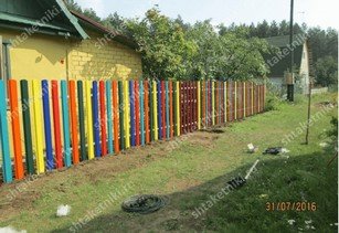 Фото забора из разноцветного штакетника широкого в Питере